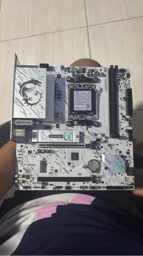 Placa Mãe Msi B840m Wifi6e Am5 Amd B840 Matx (nova porém os pinos da placa estão tortos )