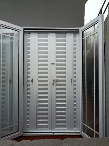 Porta balcão de alumínio branco articuladas