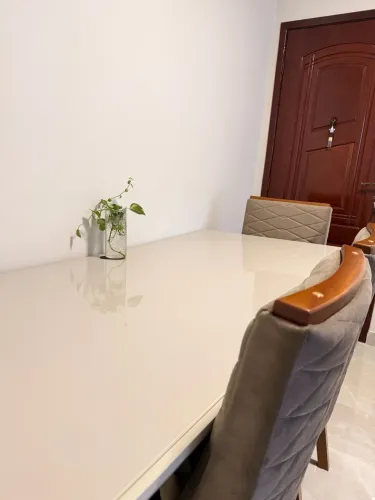 Mesa de Jantar 1,80m x 0,90m + 6 Cadeiras Suede Matelassê - Seminova (Estado de Nova)
