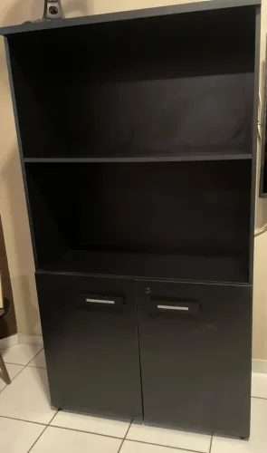 Móvel e cadeiras para escritório. 