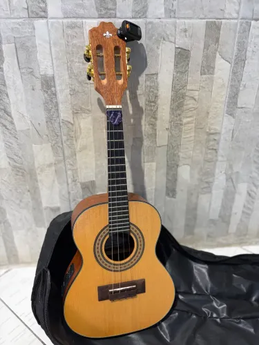 Cavaquinho elétrico 