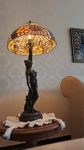 Abajur Tiffany raro relíquia século passado tamanho médio com esculturas