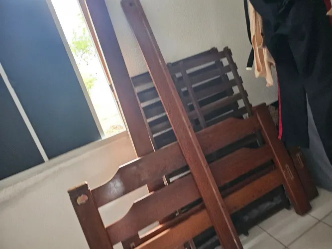 Cama madeira pura com colchão semi novo