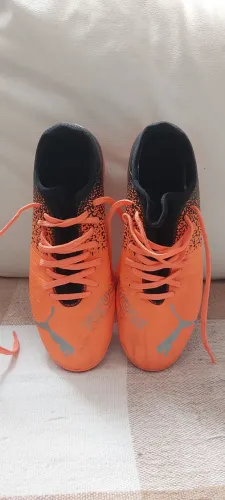 Tenis tipo chuteira da Puma 