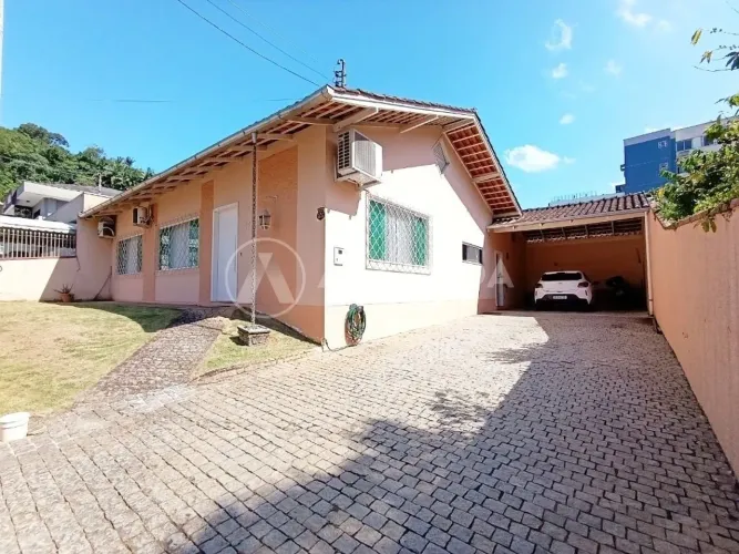 CASA À VENDA NO BAIRRO VELHA.