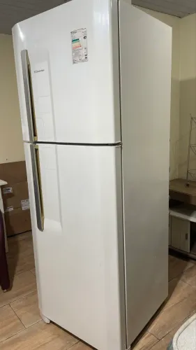 Geladeira grande e espaçosa