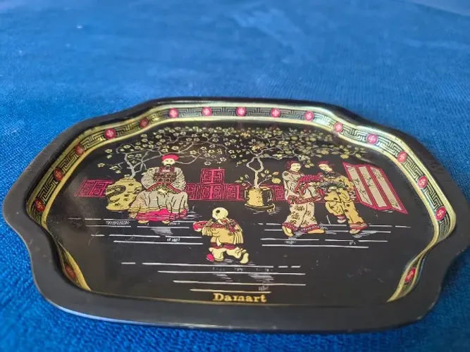 Prato Decorativo Vintage Metal Oriental Damart Hong Kong - Peça Antiga Colecionável Chines