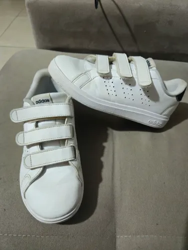 Tênis Adidas branco n. 32