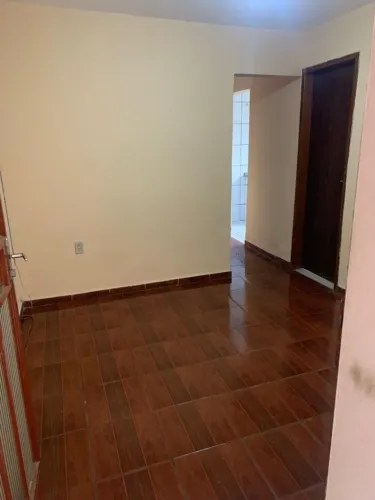 Alugo excelente apartamento de 1 quarto, sala, cozinha, banheiro e área de tanque.