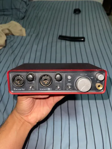 Focusrite Scarlett 2i2 1ª Geração - Interface de Áudio USB