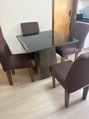 Mesa com 4 cadeiras