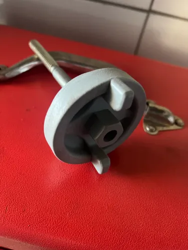 Parafuso segura estepe linha Fiat