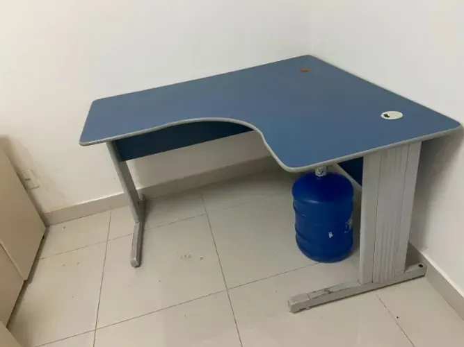 Mesa de canto para escritório - Mdf com estrutura metálica Azul e Cinza