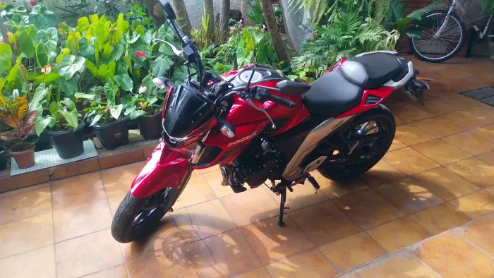 FZ 25 vermelha 2023 nova 13.000km único dono
