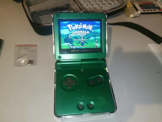 Game Boy Advance SP com tela IPS
