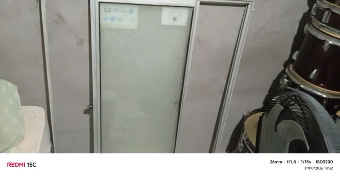 Vendo uma janela de vidro 