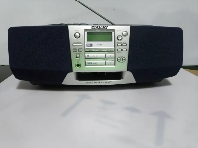 Som Sony Portátil modelo CFD-S38 funcionando tudo.
