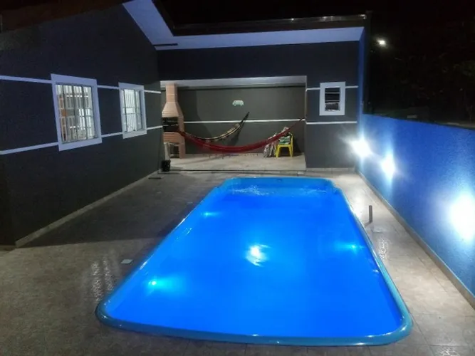 CASA COM PISCINA NA PRAIA DE GUARATUBA.