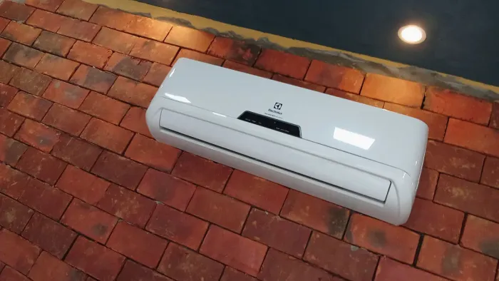 Instalação e manutenção de ar condicionado.