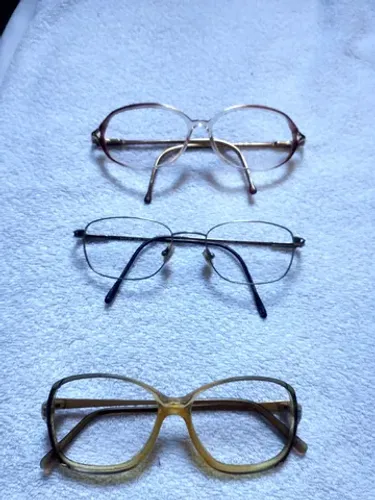 Armação de óculos 3 peças em boas condições as 3 por 120  reais