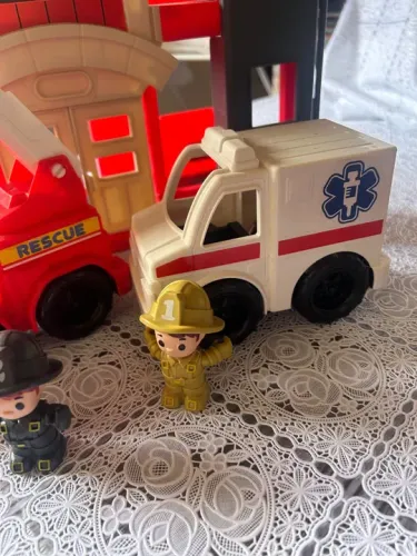 Casa de resgate com 2 carrinhos e som