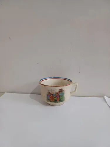Xícara antiga de porcelana