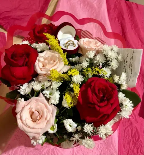 BUQUÊ COM ROSAS VERMELHAS CLARAS NATURAIS