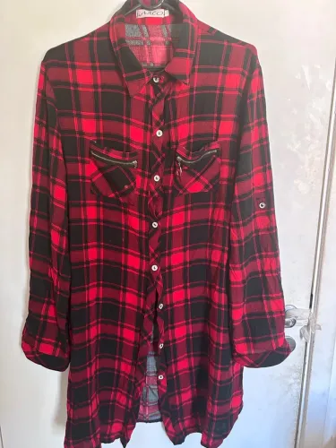 Camisa Xadrez Vermelha e Preta com Detalhes