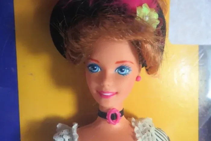 BONECA BARBIE FRANCESA, na embalagem original, fabricada pela Mattel. A embalagem apresent