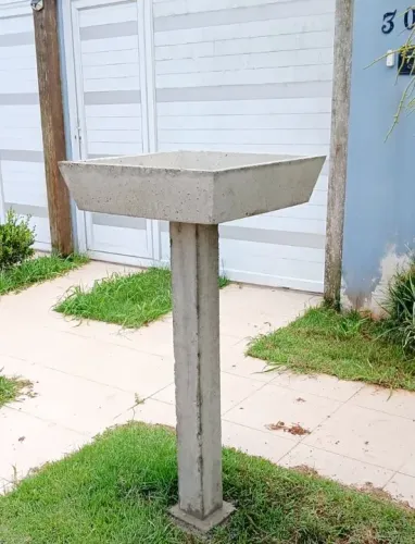 Lixeira externa em concreto com pilar central  62x62cm