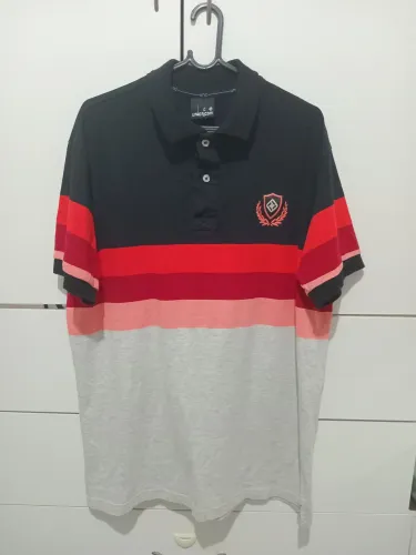 Camiseta Polo Unicom preta com listras vermelha e rosa