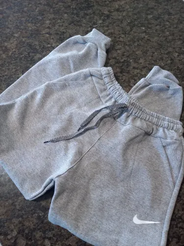 Calça de Moletom Nike Cinza - Conforto e Estilo!