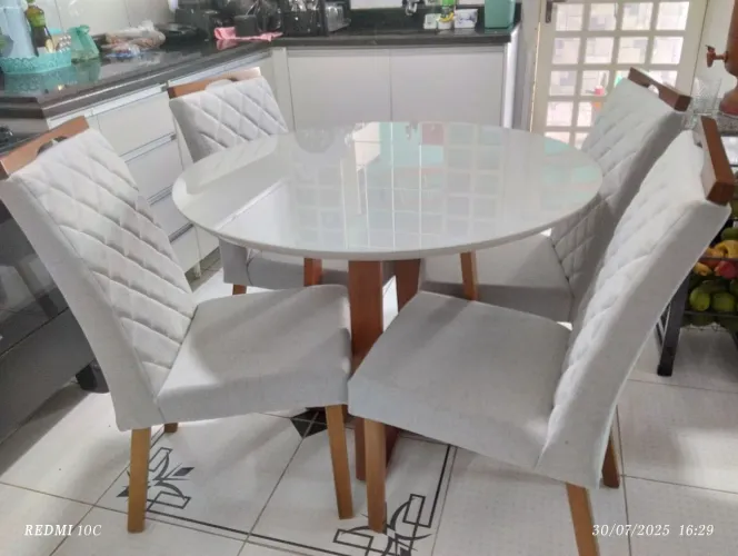 Mesa na madeira maciça a pronta entrega 