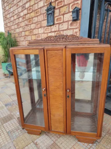 Vitrine de madeira antiga