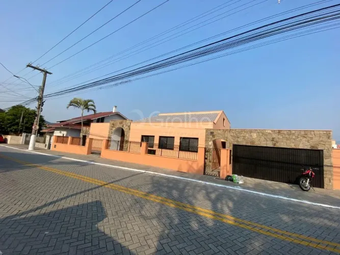 Casa comercial no Ribeirão da Ilha