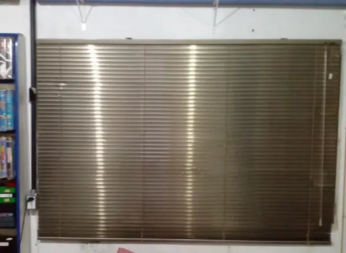 Persiana de METAL 160cm (Largura) 110 (altura) (tenho 6 exemplares)