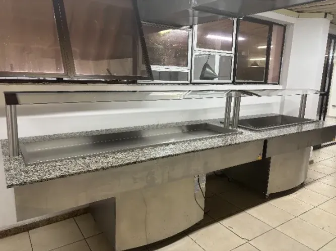 balcões self service quente e frio capacidade para 14 cubas 220V