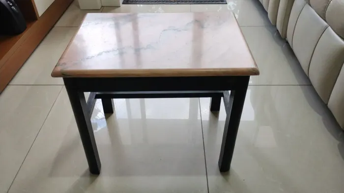 Mesa de centro com tampo de mármore rosa