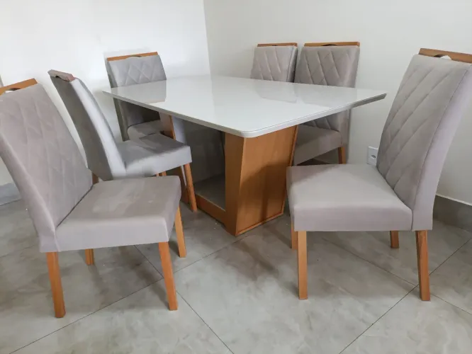 Mesa de jantar Luma com 6 cadeiras em madeira