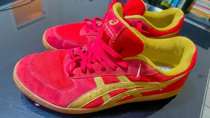 Tênis Asics retrô edição especial vermelho e dourado em ótimo estado