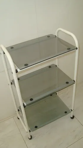 Estante / Rack Multiuso tubular com prateleiras de vidro e rodízios