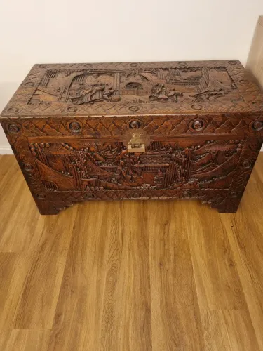 Bau antigo, todo esculpido a mão.