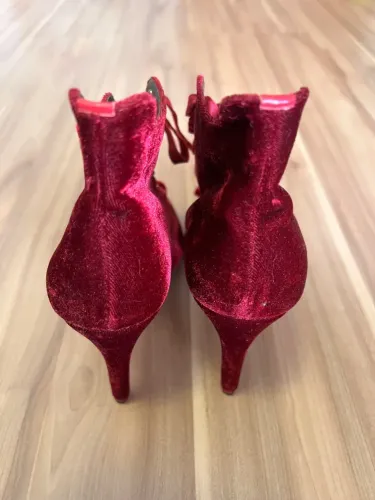 Bota cano curto de veludo vermelho