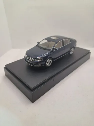 Miniatura Volkswagen Passat B7 -  Escala 1/43 - Schuco