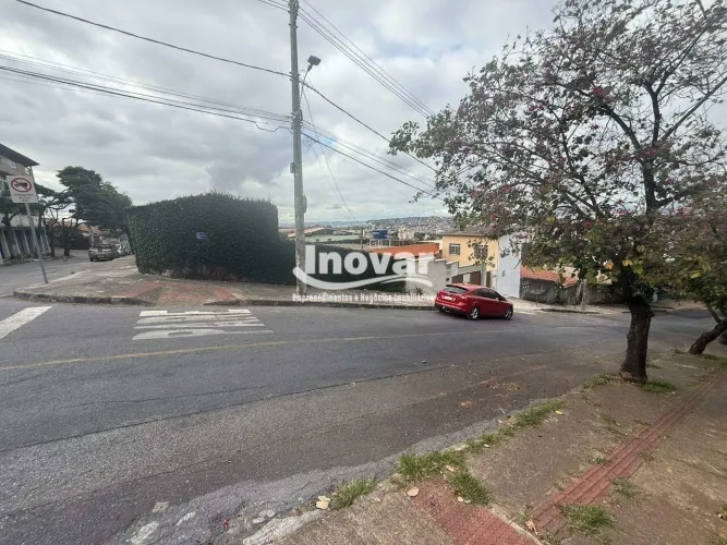 Vende-se Casa de Esquina  360 m², Próximo à Arena MRV, 3 quartos, sala 2 amb, bho, cozinha