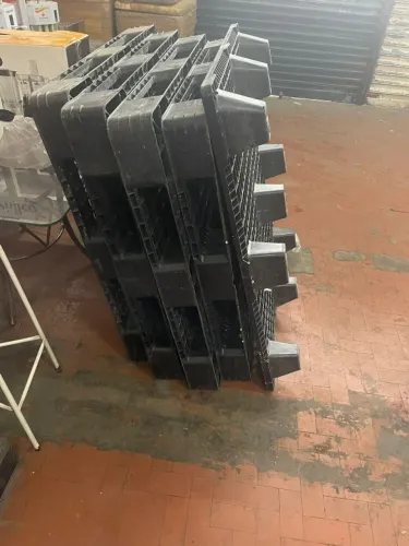 Pallet Plástico Leve 100x120cm Preto Para Armazenagem (Usado)
