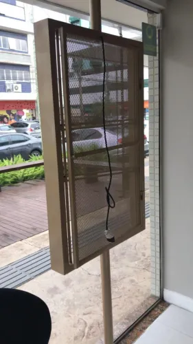 Suporte de TV para vitrine