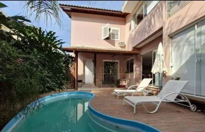 À venda no João Paulo! Casa com 4 suítes, piscina e 3 vagas de garagem.