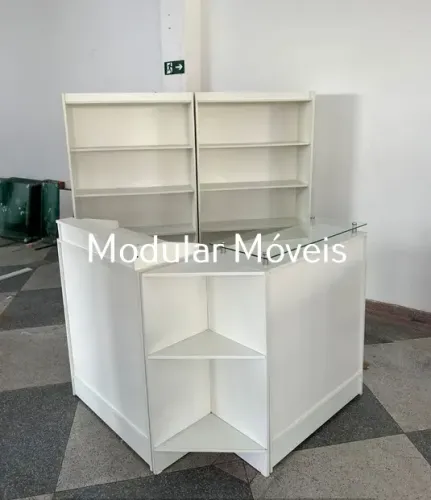 Balcão Caixa em L + Balcão com Tampo de Vidro + 2 Estantes Prateleiras