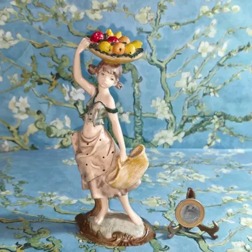 Estatueta em resina italiana de "gêmea 2" vendedora de frutas, 17 cm. Perfeita